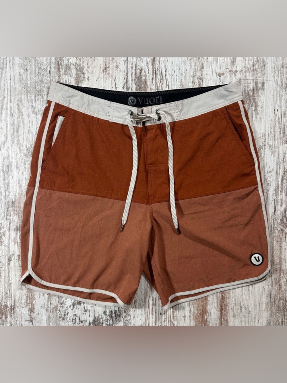 Men’s Vuori 7” Cruise Board Shorts Size 33 two toned color block brown/brick